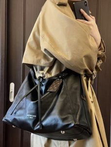 minimalist travel outfit with stylish bag