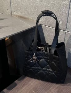 quiet luxury outfit with elegant shoulder bag
