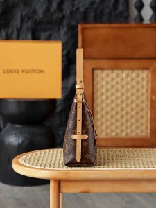replica bag stitching hardware details