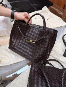 structured leather tote bag aesthetic
