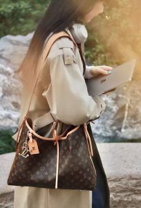 structured neutral handbag outfit inspiration
