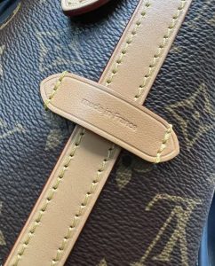 minimalist leather handbag details