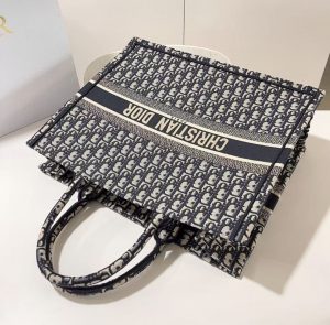 minimalist luxury leather bag details