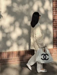 oversized logo handbag styling