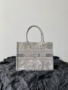 timeless handbag styles structured tote bag