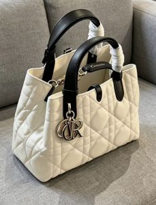 structured tote bag for professional work 2026