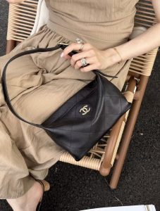 minimalist business casual shoulder bag