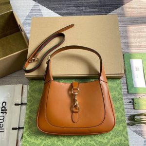 gucci jackie piston closure detail